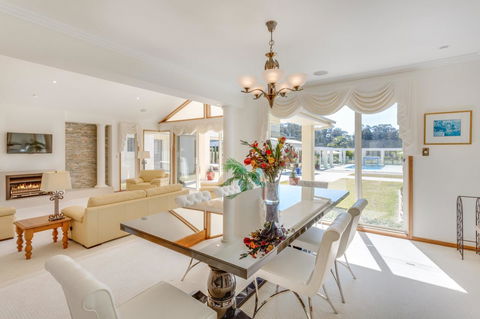 One Mile Mansion - Private Coastal Retreat FREE FAMILY ADVENTURE PASS - Australia Accommodation 10