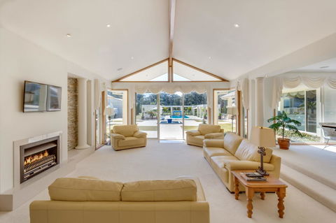 One Mile Mansion - Private Coastal Retreat FREE FAMILY ADVENTURE PASS - Australia Accommodation 13
