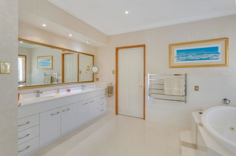 One Mile Mansion - Private Coastal Retreat FREE FAMILY ADVENTURE PASS - Australia Accommodation 8