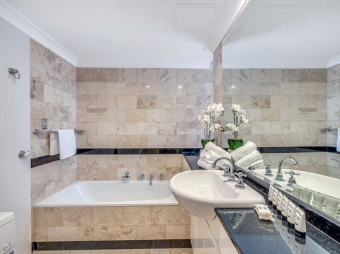 Panoramic Harbour Views And Unbeatable Comfort - Australia Accommodation 4