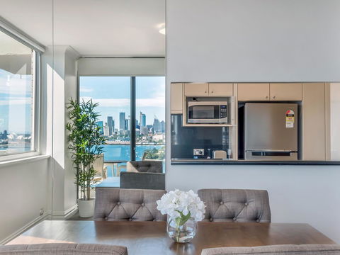Panoramic Harbour Views And Unbeatable Comfort - Australia Accommodation 8