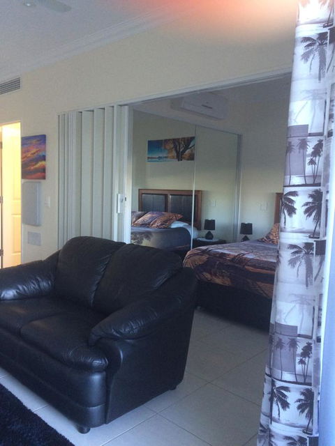 Nomikis\'On The Avenue - Australia Accommodation 14