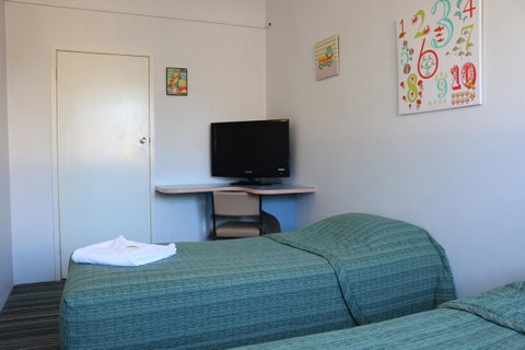 Golden Sands Motor Inn - Australia Accommodation 19