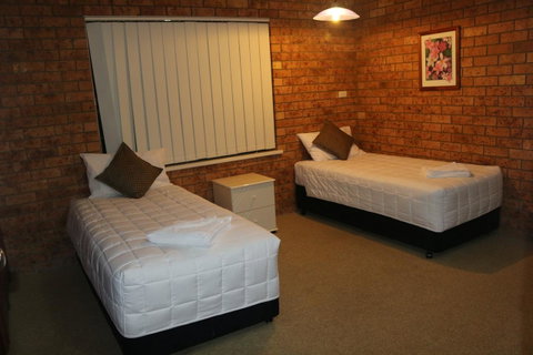 Golden Sands Motor Inn - Australia Accommodation 5
