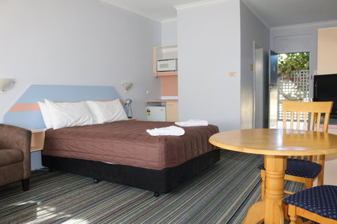 Golden Sands Motor Inn - Australia Accommodation 24