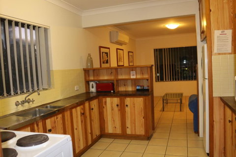 Golden Sands Motor Inn - Australia Accommodation 7