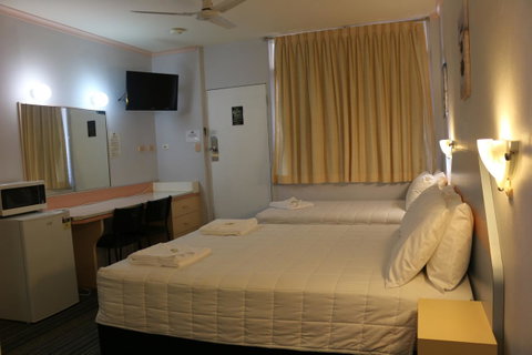 Golden Sands Motor Inn - Australia Accommodation 25