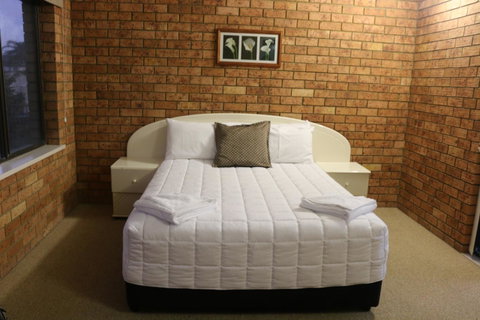 Golden Sands Motor Inn - Australia Accommodation 0