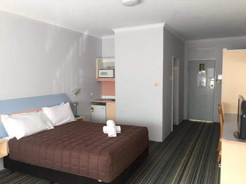 Golden Sands Motor Inn - Australia Accommodation 8