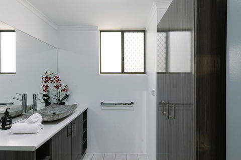 CitySide Apartment - 2 Bedroom With Private Courtyard - Australia Accommodation 21