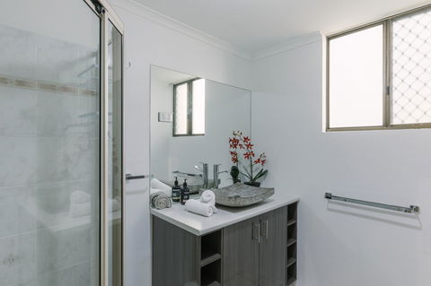 CitySide Apartment - 2 Bedroom With Private Courtyard - Australia Accommodation 16