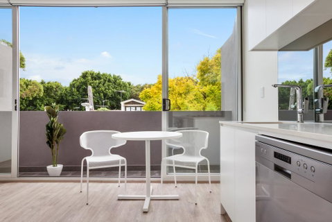 Bondi Beach Studio King Suite + Balcony - Australia Accommodation 2