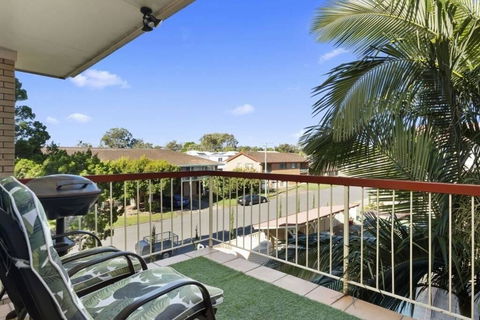 Bribie Beach King Bed Unit Overlooking Pool - Australia Accommodation 2