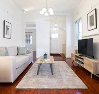 Bright and Elegant Executive 3 Bedroom Family Home - Australia Accommodation