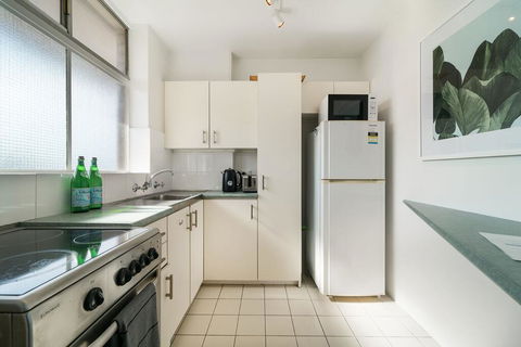 Bright And Sunny Studio Apartment - Australia Accommodation 3