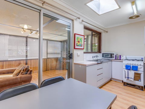 Bright, Neat & Convenient House - Australia Accommodation 1