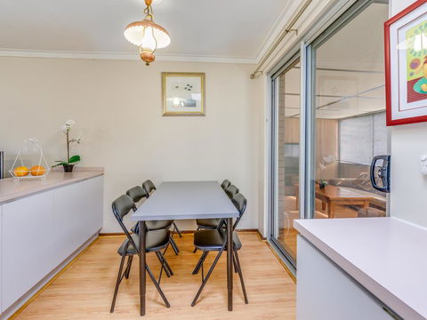 Bright, Neat & Convenient House - Australia Accommodation 2