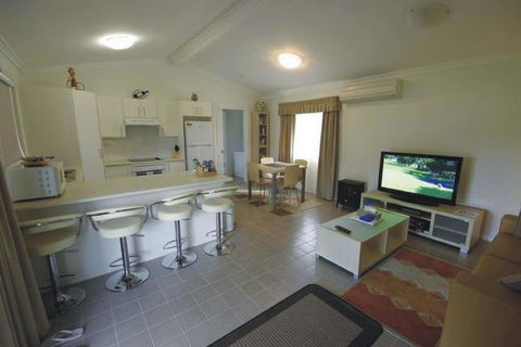 Broke Village Hideaway - Australia Accommodation 3