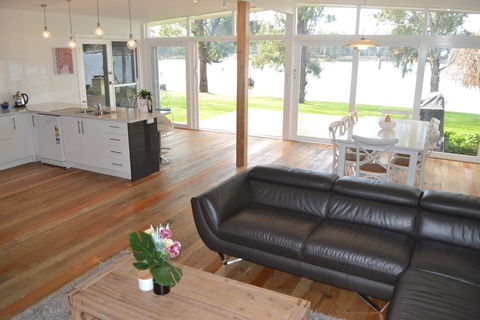 Bundalong Waterfront- 28 Graham Ave, Bundalong - Australia Accommodation 2