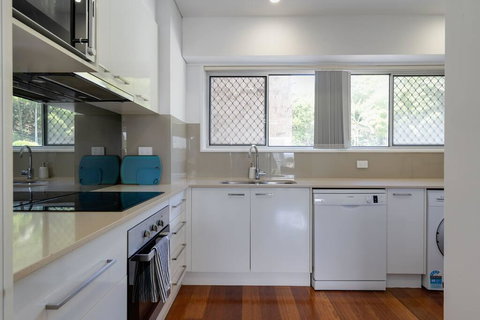 Burleigh Point Beach Vibes Stylish And Modern - Australia Accommodation 1