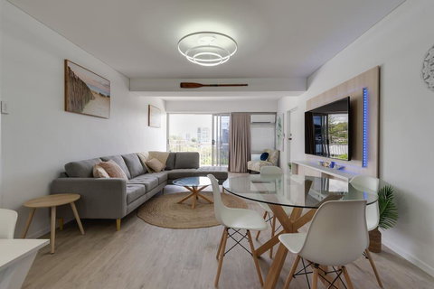 Burleigh Point Beach Vibes Stylish And Modern - Australia Accommodation 2