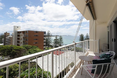Burleigh Point Beach Vibes Stylish And Modern - Australia Accommodation 3