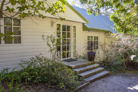 Bygone Beautys Cottages - Bronte Cottage - Australia Accommodation 1