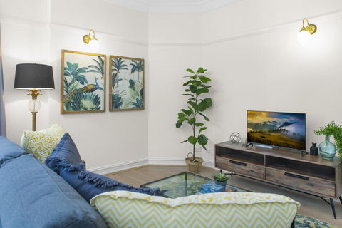Central Apartment With Spacious Living And Dining - Australia Accommodation 2