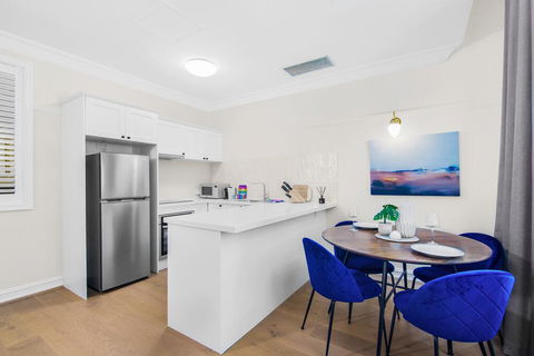 Central Apartment With Spacious Living And Dining - Australia Accommodation 3