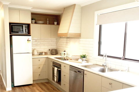 Charlottes Honor - River & Golf Cottage - Australia Accommodation 2