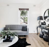 Chic Woollahra Pied--Terre with Parking - Australia Accommodation