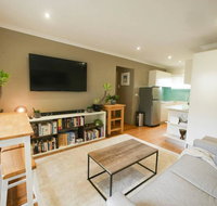 Chic Pet Friendly  500m to the Beach w/ parking - Australia Accommodation