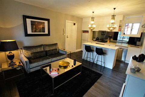 City Life Apartment-full Kitchen & Separate Bedroom - Australia Accommodation 1