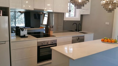City Life Apartment-full Kitchen & Separate Bedroom - Australia Accommodation 2