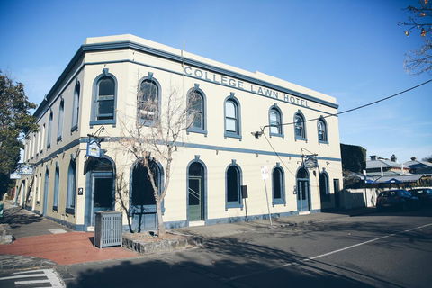College Lawn Hotel - Australia Accommodation 0