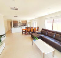 Comfortable 5BR House 6mins to Werribee Station.Great Ocean Road tourist stopover - Australia Accommodation