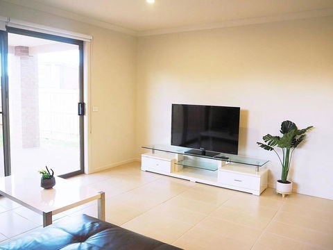 Comfortable 5BR House 6mins To Werribee Station.Great Ocean Road Tourist Stopover - Australia Accommodation 2