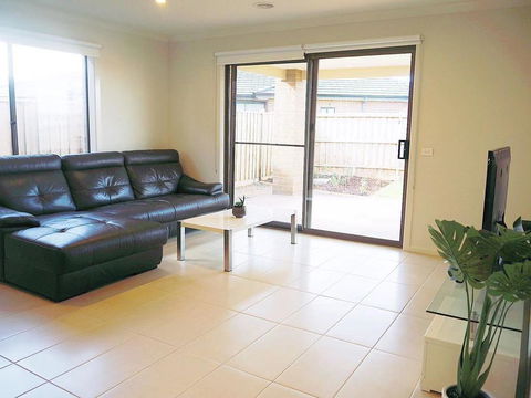 Comfortable 5BR House 6mins To Werribee Station.Great Ocean Road Tourist Stopover - Australia Accommodation 1