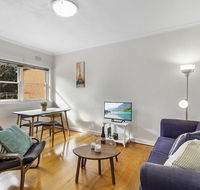 Comfy one-bedroom unit between city and airport - Australia Accommodation