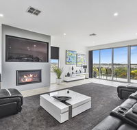 CONROE EXECUTIVE TOWNHOUSE - MODERN  STYLISH - Australia Accommodation