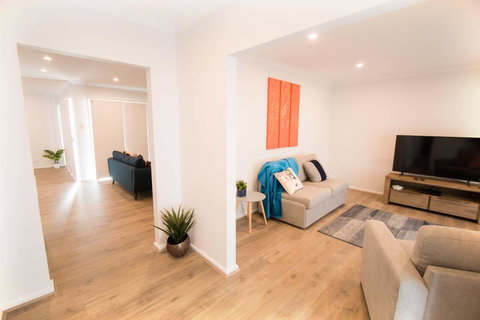 Contemporary Esprit With River Reserve Access - Australia Accommodation 1
