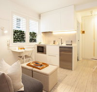 Cosy Flat in Art Deco Building Minutes From City - Australia Accommodation