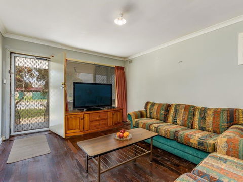 Cosy, Neat And Convenient Holiday House - Australia Accommodation 2