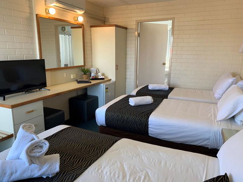 Crest Motor Inn - Australia Accommodation 3