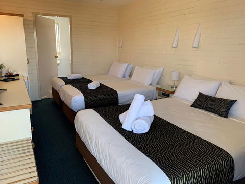 Crest Motor Inn - Australia Accommodation 2