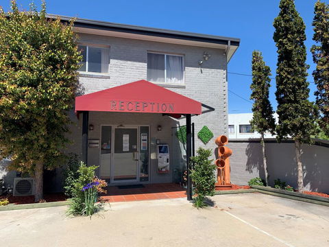 Crest Motor Inn - Australia Accommodation 0