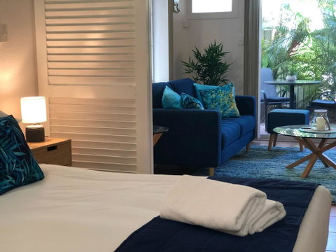 Crystal Palms - Australia Accommodation 0