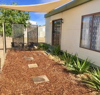 Cute Private Studio Flat with AIRCON - Australia Accommodation