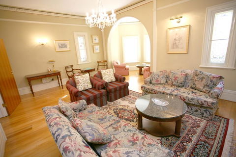 Darcy's Hotel - Australia Accommodation 2