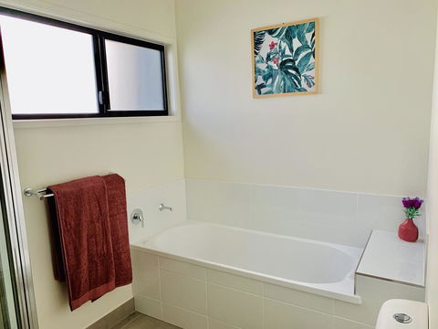 DAYDREAMING Airlie Beach, Water Views & Only 200m To Boardwalk. - Australia Accommodation 3